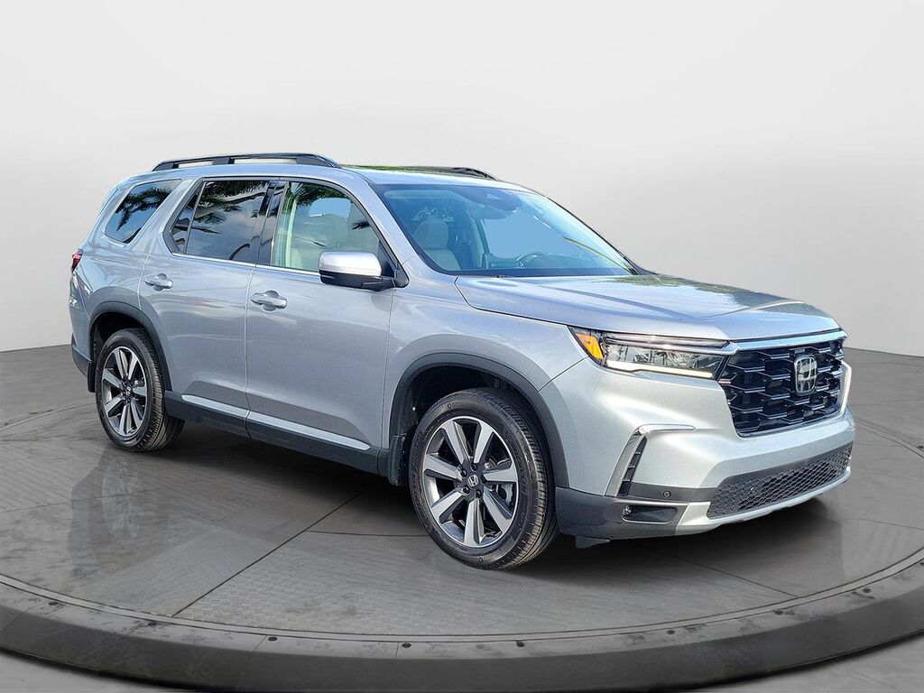 2023 Honda Pilot Touring — photo 1 of 13