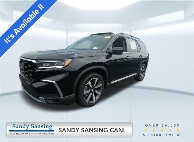 2025 Honda Pilot Touring — photo 1 of 9