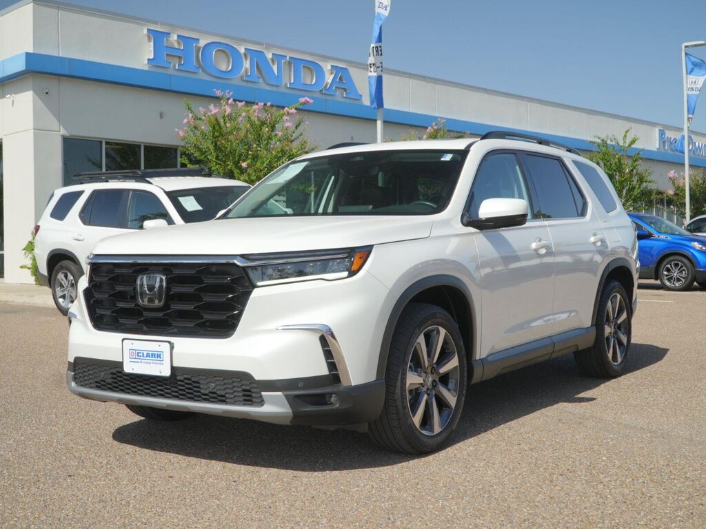 2023 Honda Pilot Touring — photo 1 of 13