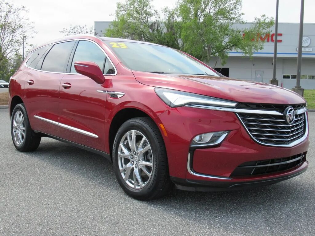 2023 Buick Enclave Essence — photo 1 of 14