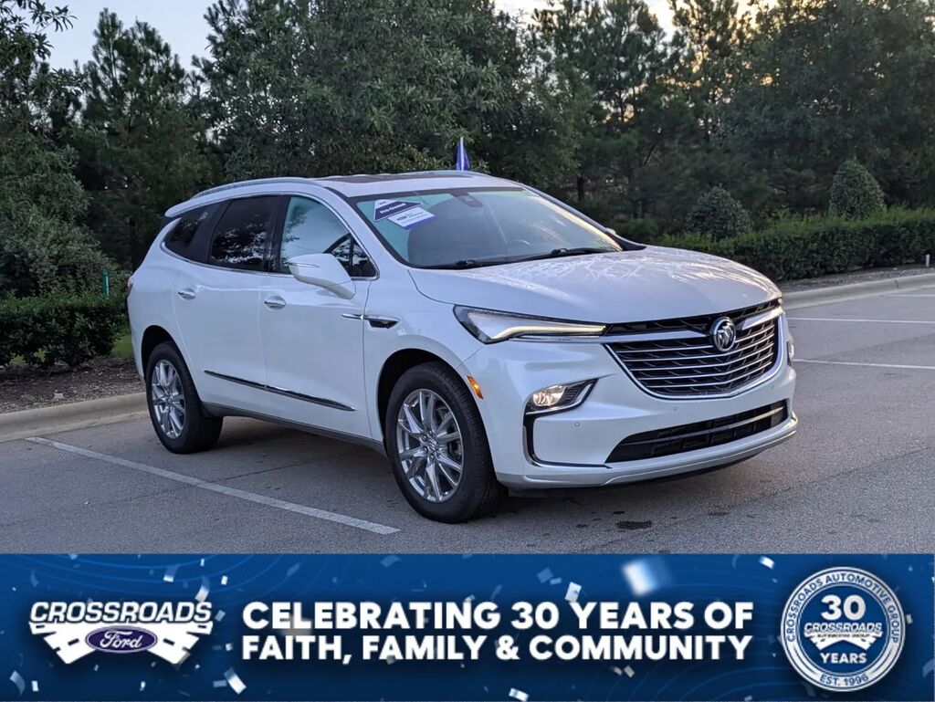 2024 Buick Enclave Essence — photo 1 of 17