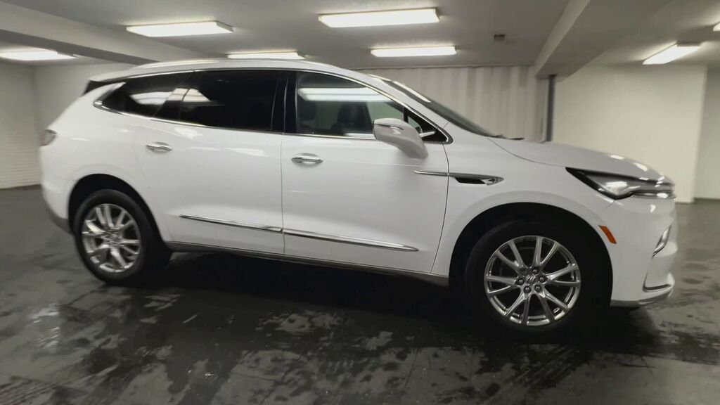 2023 Buick Enclave Essence — photo 1 of 7