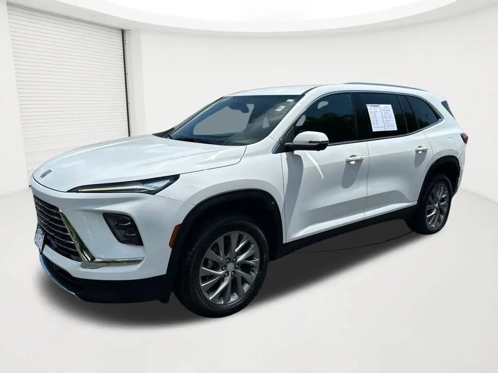 2025 Buick Enclave Preferred — photo 1 of 13
