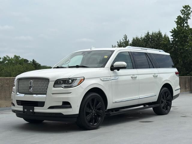 2023 Lincoln Navigator L Reserve — photo 1 of 13