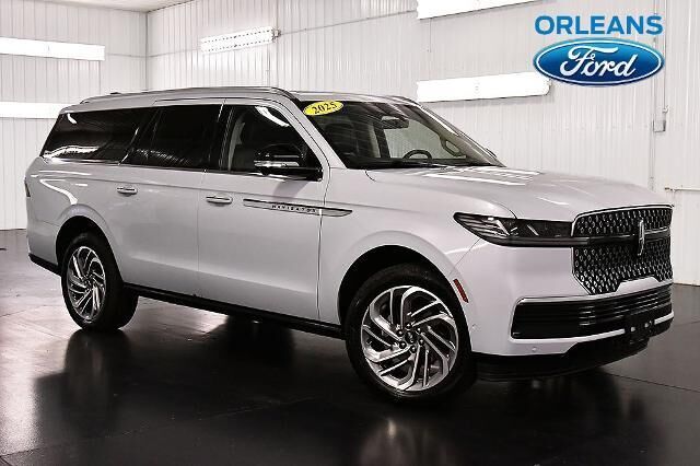 2025 Lincoln Navigator L Reserve — photo 1 of 26