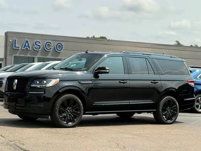 2023 Lincoln Navigator L Reserve — photo 1 of 15