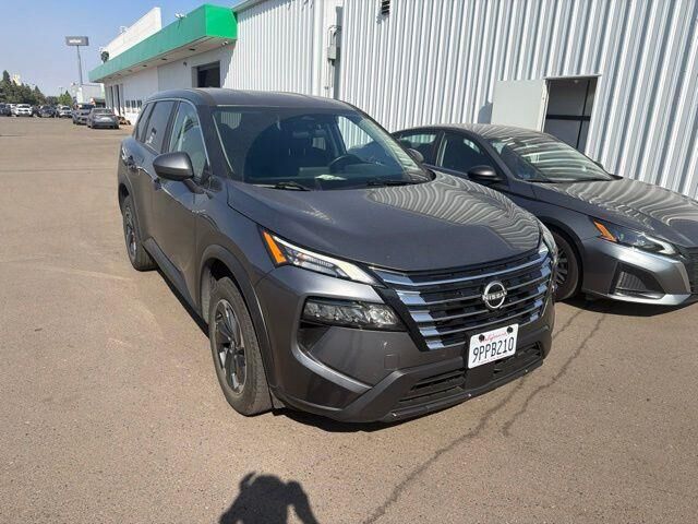 2025 Nissan Rogue SV — photo 1 of 12