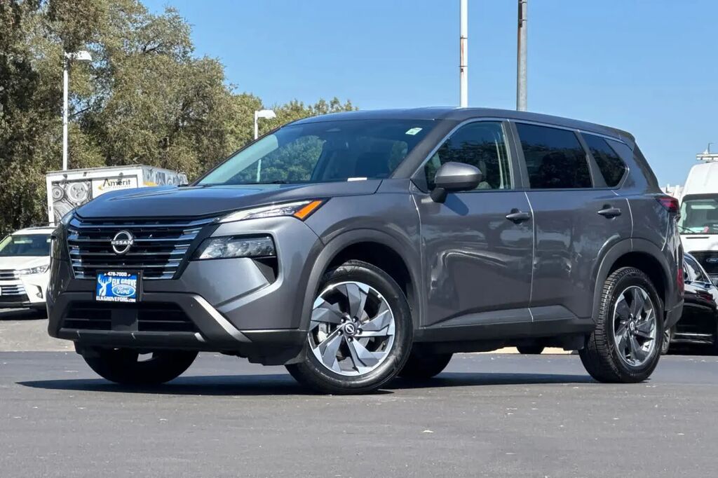 2025 Nissan Rogue SV — photo 1 of 13