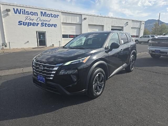 2025 Nissan Rogue SV — photo 1 of 13