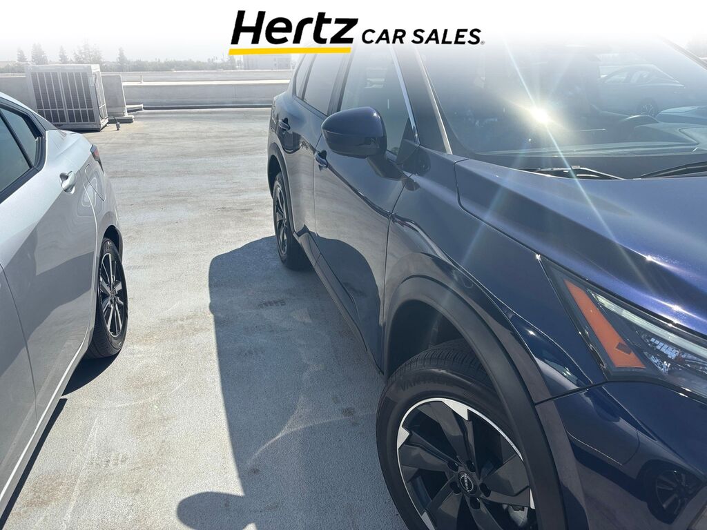 2025 Nissan Rogue SV — photo 1 of 11