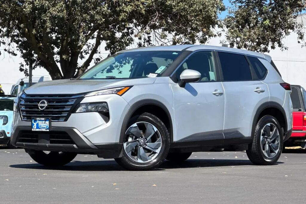 2025 Nissan Rogue SV — photo 1 of 13