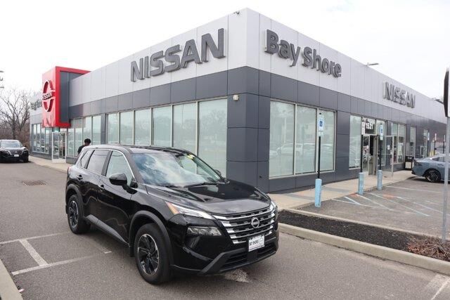 2025 Nissan Rogue SV — photo 1 of 12