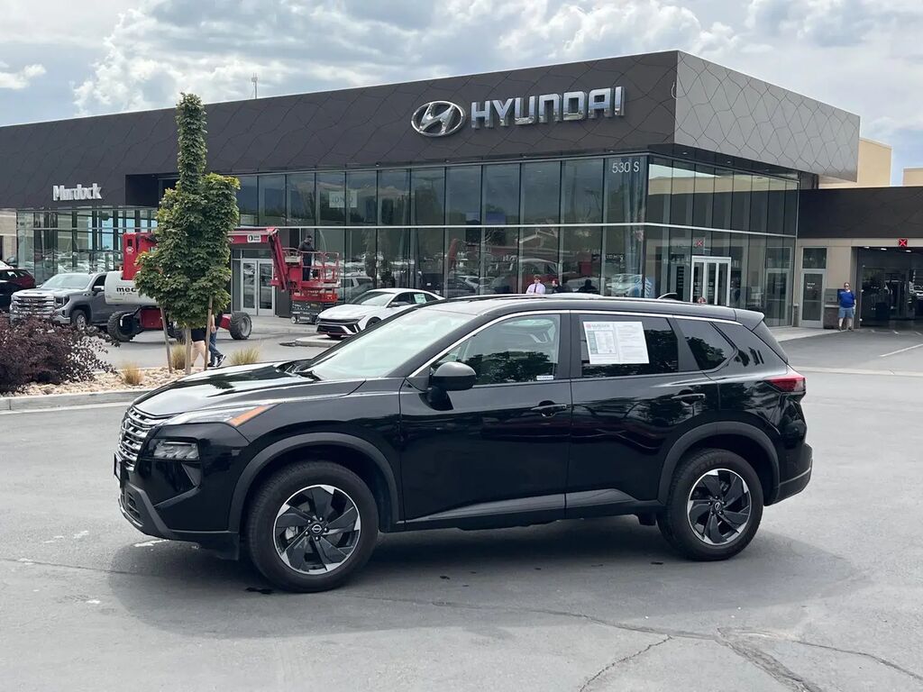 2025 Nissan Rogue SV — photo 1 of 13