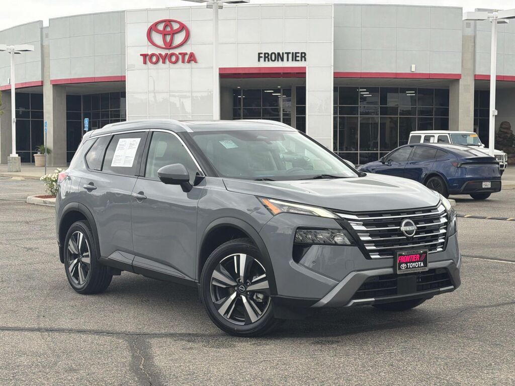2024 Nissan Rogue FWD SL — photo 1 of 13