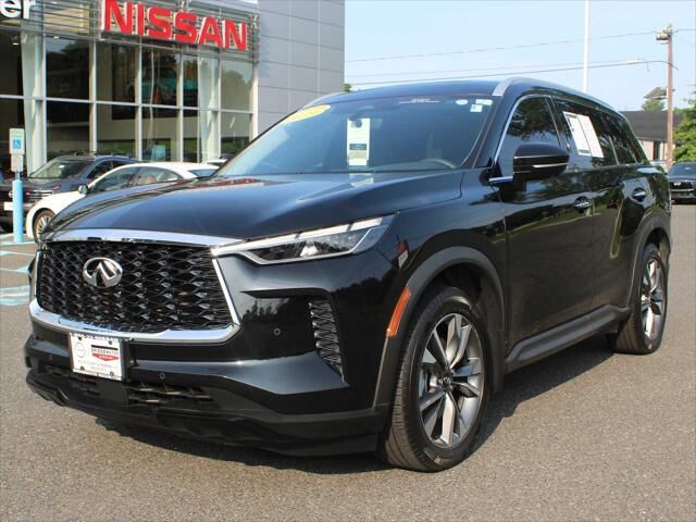 2023 INFINITI QX60 Luxe — photo 1 of 54