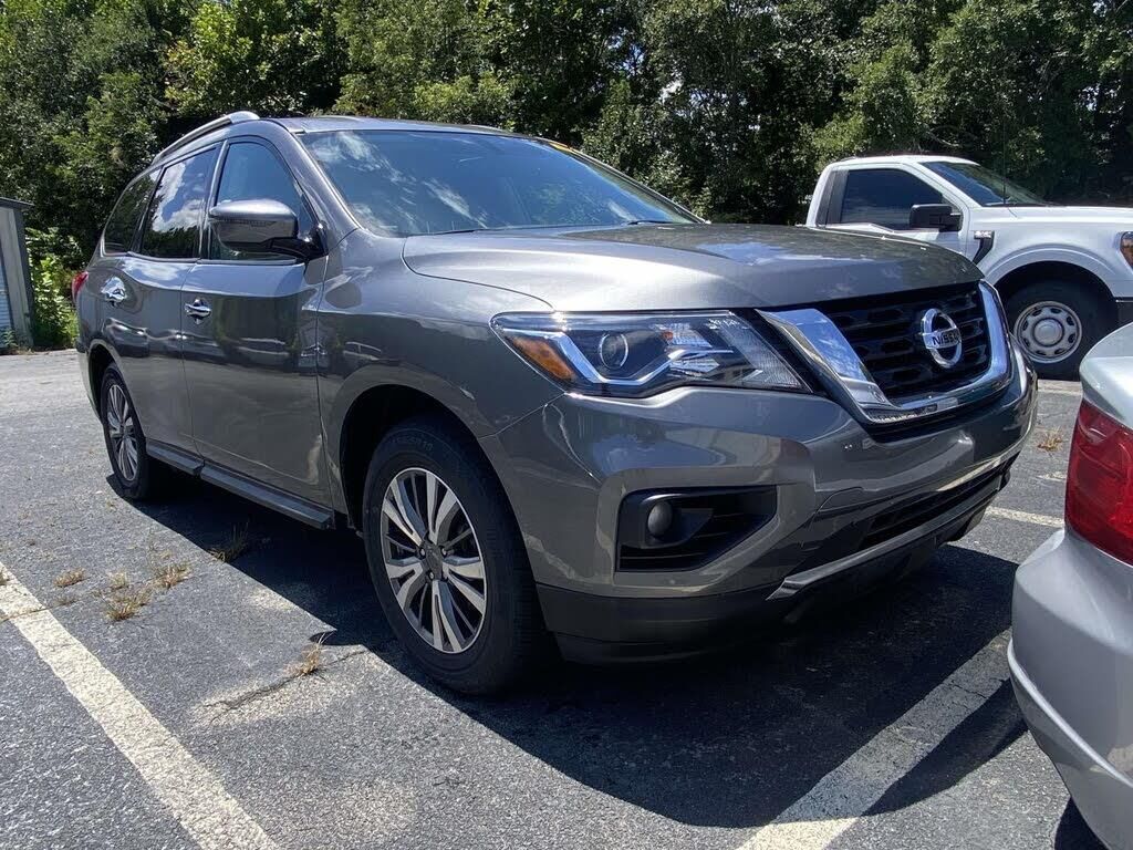 2020 Nissan Pathfinder SV — photo 1 of 1
