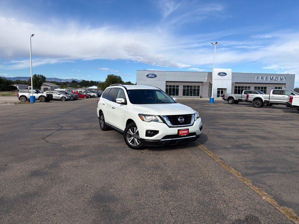 2020 Nissan Pathfinder SL — photo 1 of 13