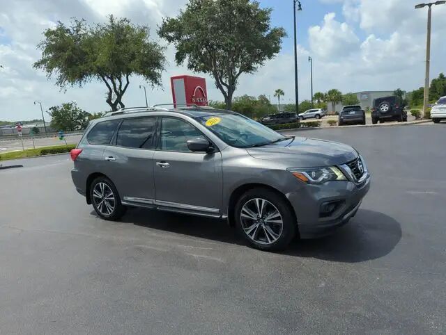 2018 Nissan Pathfinder Platinum — photo 1 of 1
