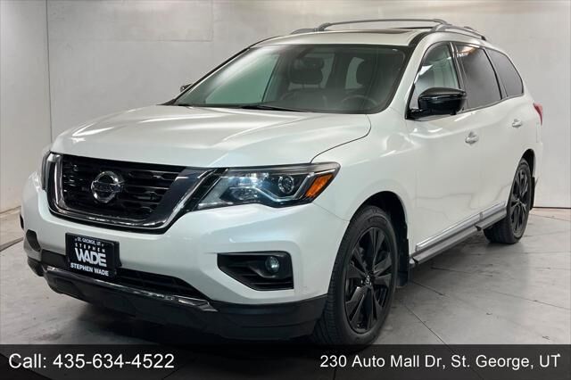 2017 Nissan Pathfinder Platinum — photo 1 of 1