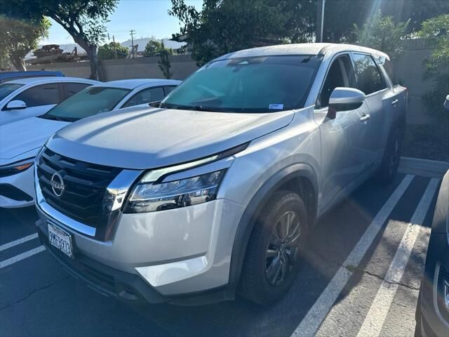 2022 Nissan Pathfinder S — photo 1 of 2