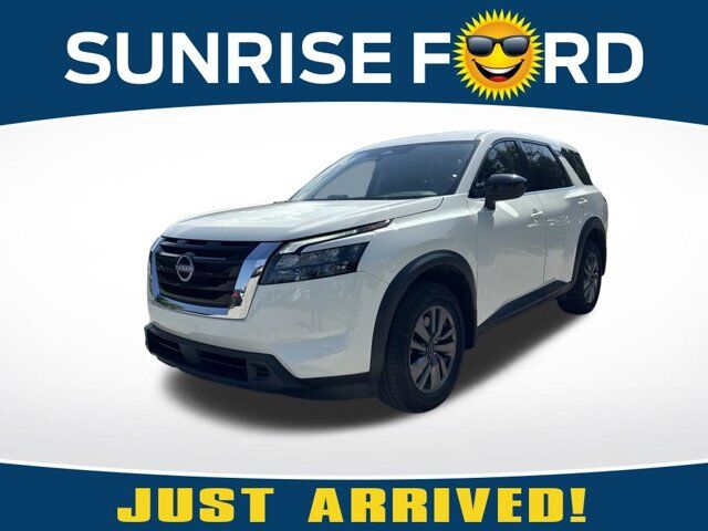 2023 Nissan Pathfinder S — photo 1 of 26