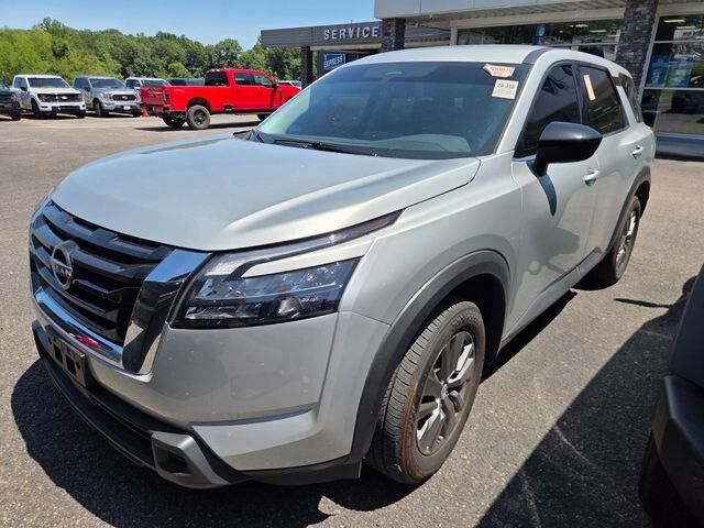 2024 Nissan Pathfinder S — photo 1 of 3