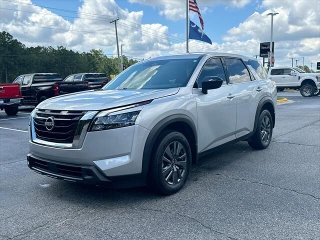 2024 Nissan Pathfinder S — photo 1 of 14