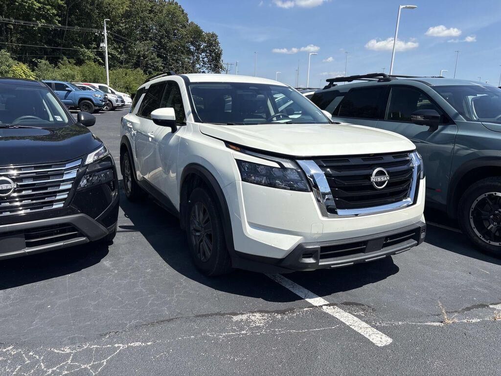 2024 Nissan Pathfinder SV — photo 1 of 13