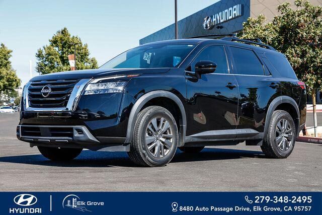 2022 Nissan Pathfinder SV