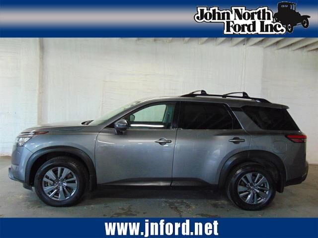 2022 Nissan Pathfinder SV — photo 1 of 13