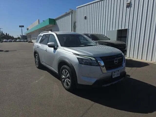 2025 Nissan Pathfinder SL — photo 1 of 5