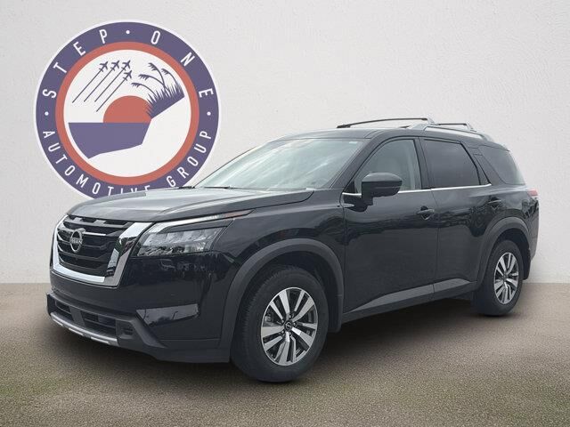 2025 Nissan Pathfinder SL — photo 1 of 28