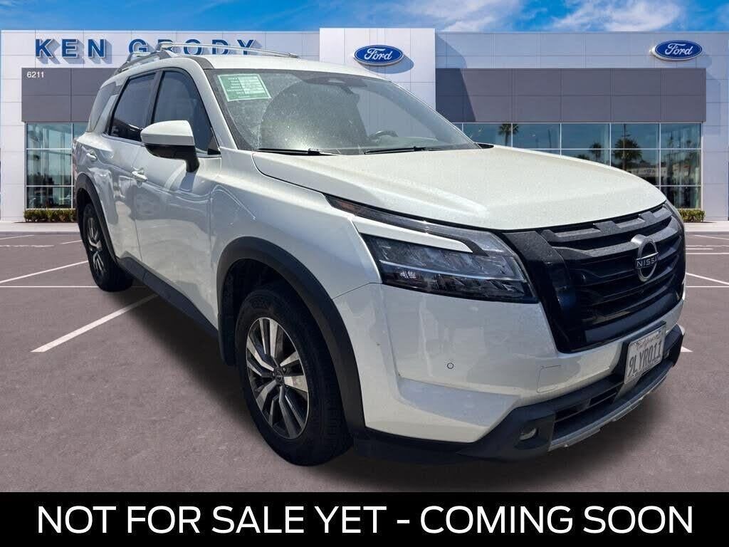2023 Nissan Pathfinder SL — photo 1 of 3