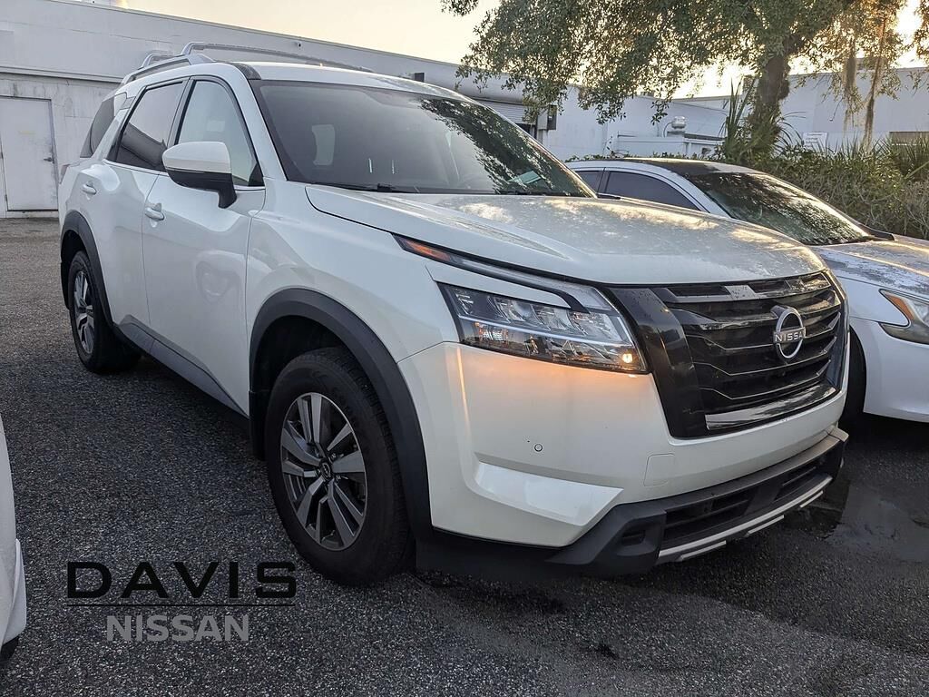 2024 Nissan Pathfinder SL — photo 1 of 4