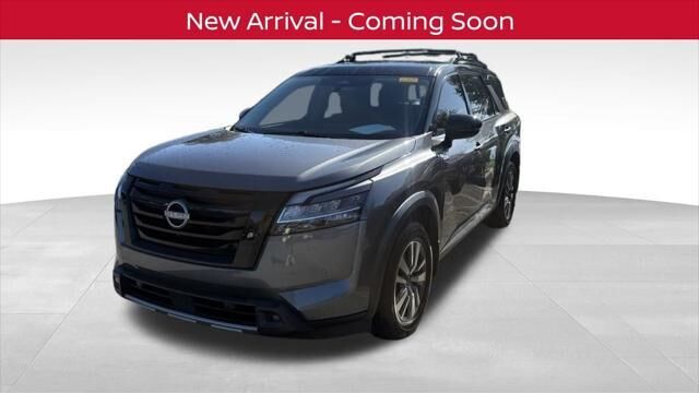 2023 Nissan Pathfinder SL — photo 1 of 4