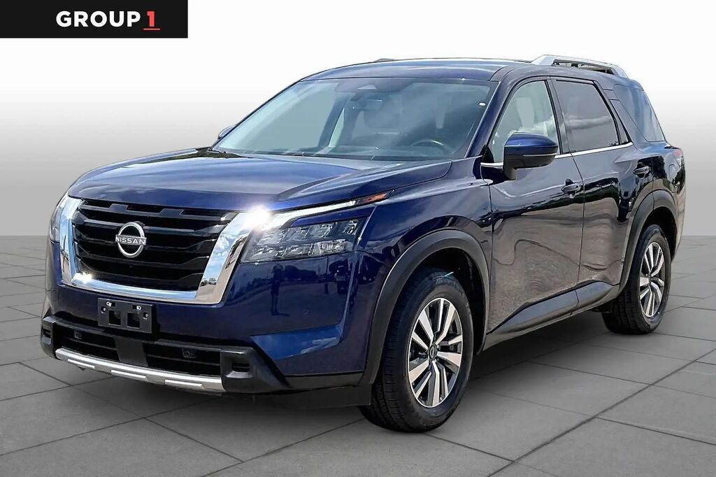 2025 Nissan Pathfinder SL — photo 1 of 13