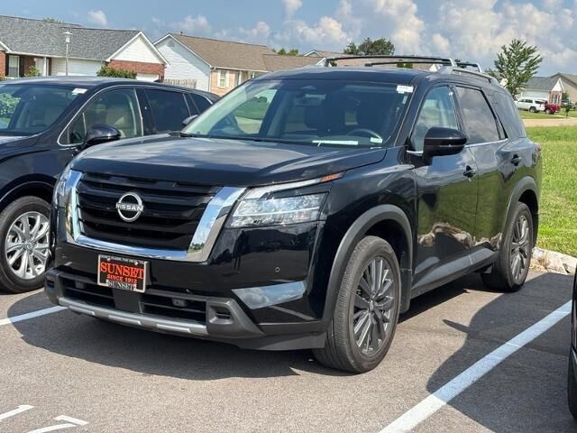 2024 Nissan Pathfinder SL — photo 1 of 39