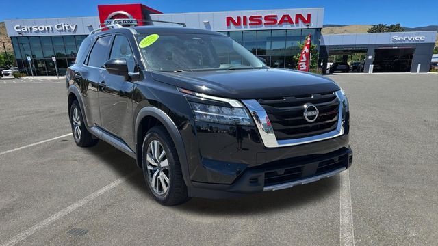 2023 Nissan Pathfinder SL — photo 1 of 13