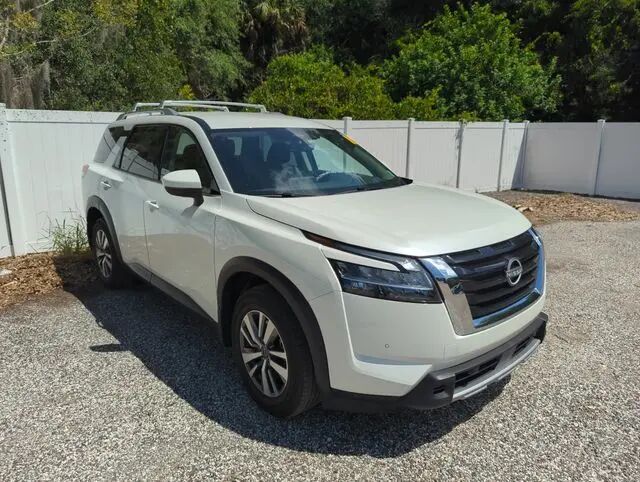 2023 Nissan Pathfinder SL — photo 1 of 20
