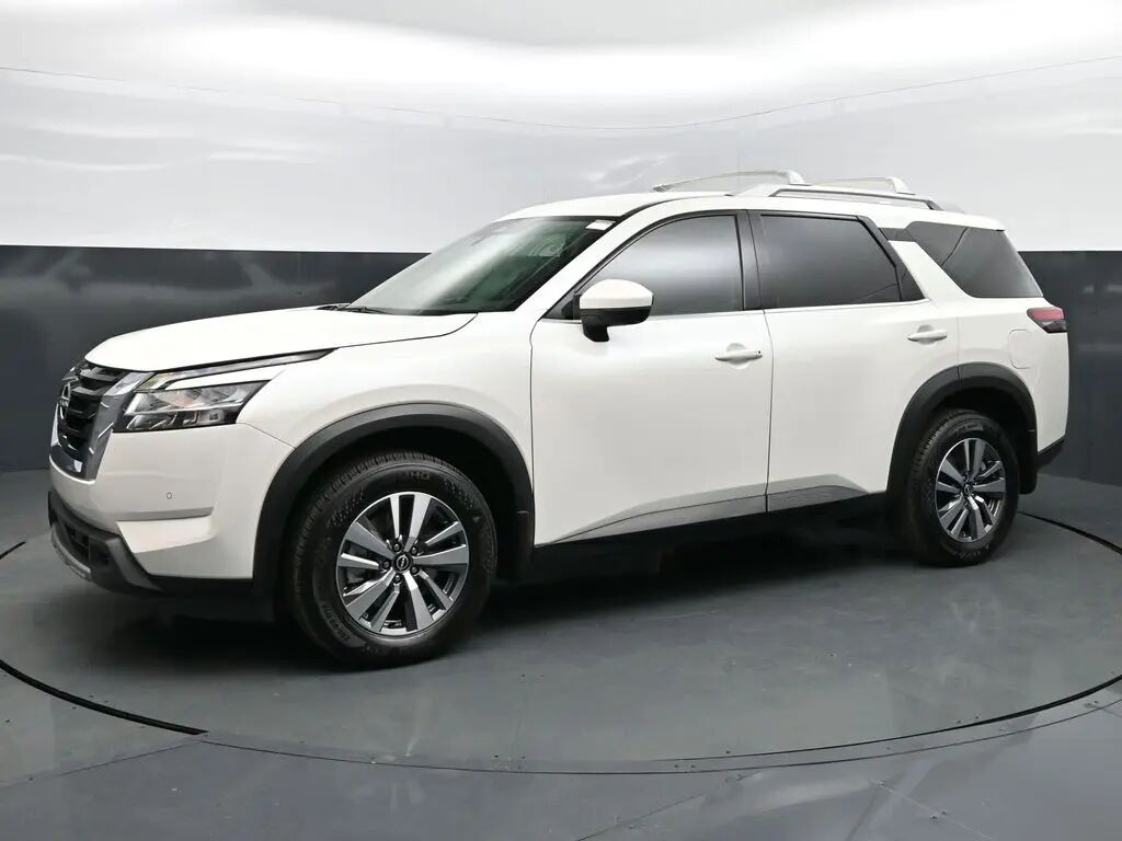 2023 Nissan Pathfinder SL — photo 1 of 38