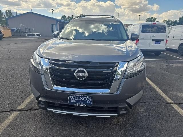 2024 Nissan Pathfinder SL — photo 1 of 4