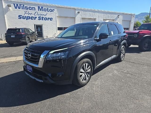 2025 Nissan Pathfinder SL — photo 1 of 13