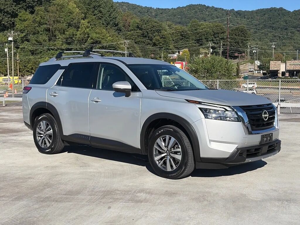 2023 Nissan Pathfinder SL — photo 1 of 13