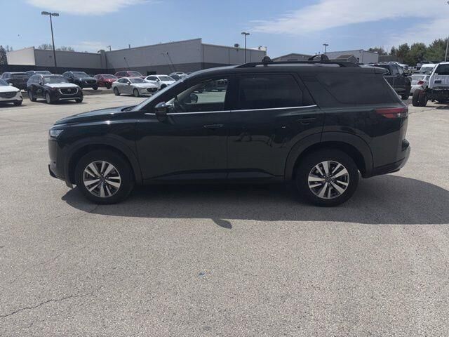 2023 Nissan Pathfinder SL — photo 1 of 13