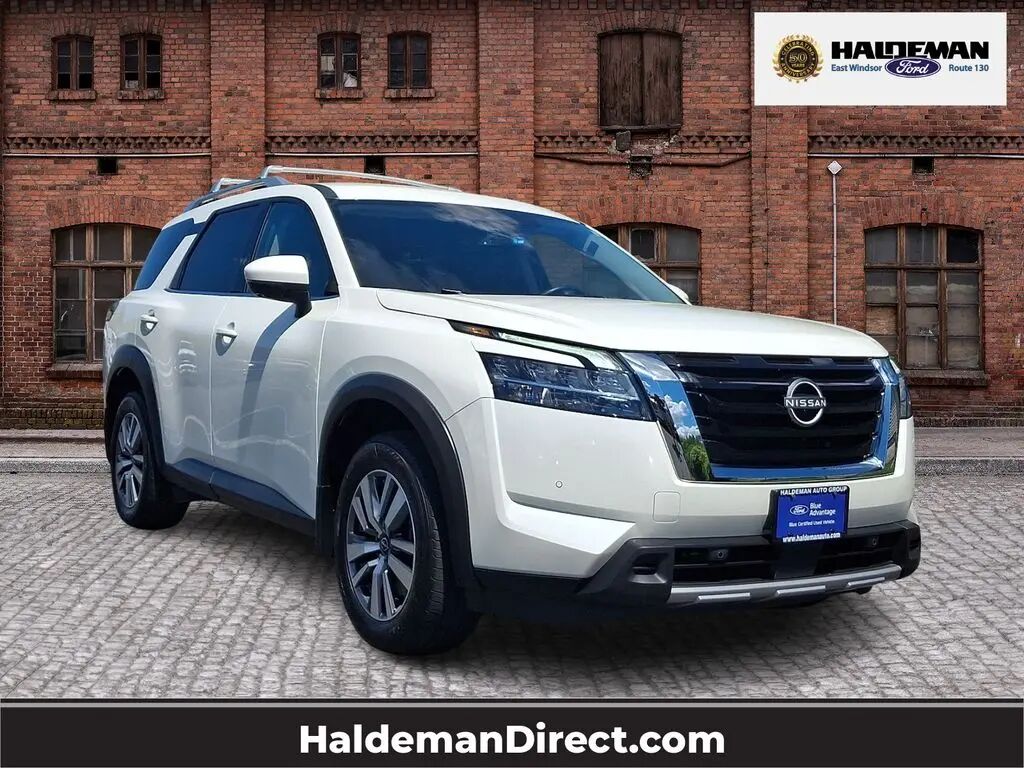 2023 Nissan Pathfinder SL — photo 1 of 13