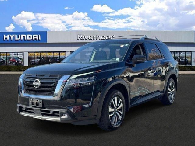 2023 Nissan Pathfinder SL — photo 1 of 13