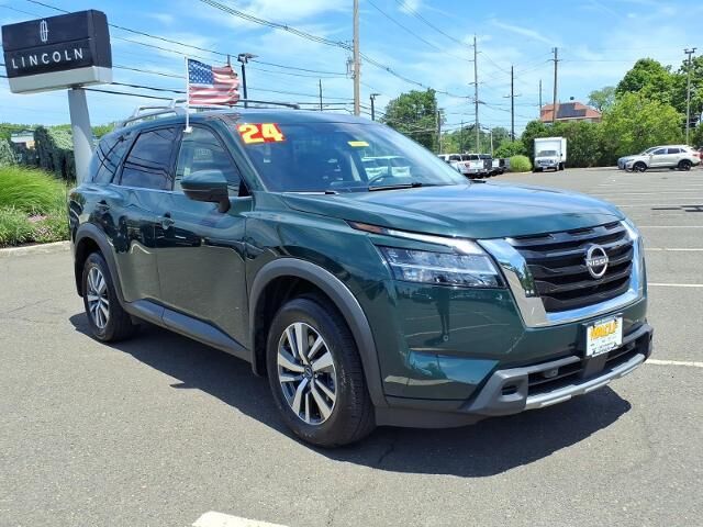 2024 Nissan Pathfinder SL — photo 1 of 13