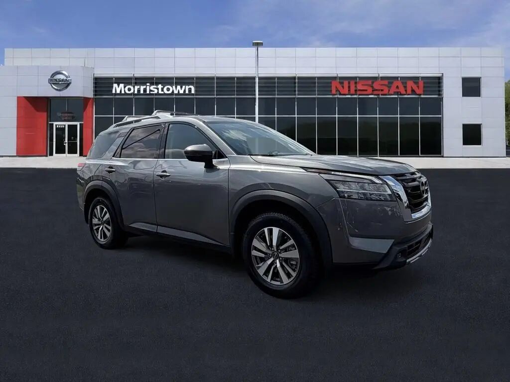 2023 Nissan Pathfinder SL — photo 1 of 27