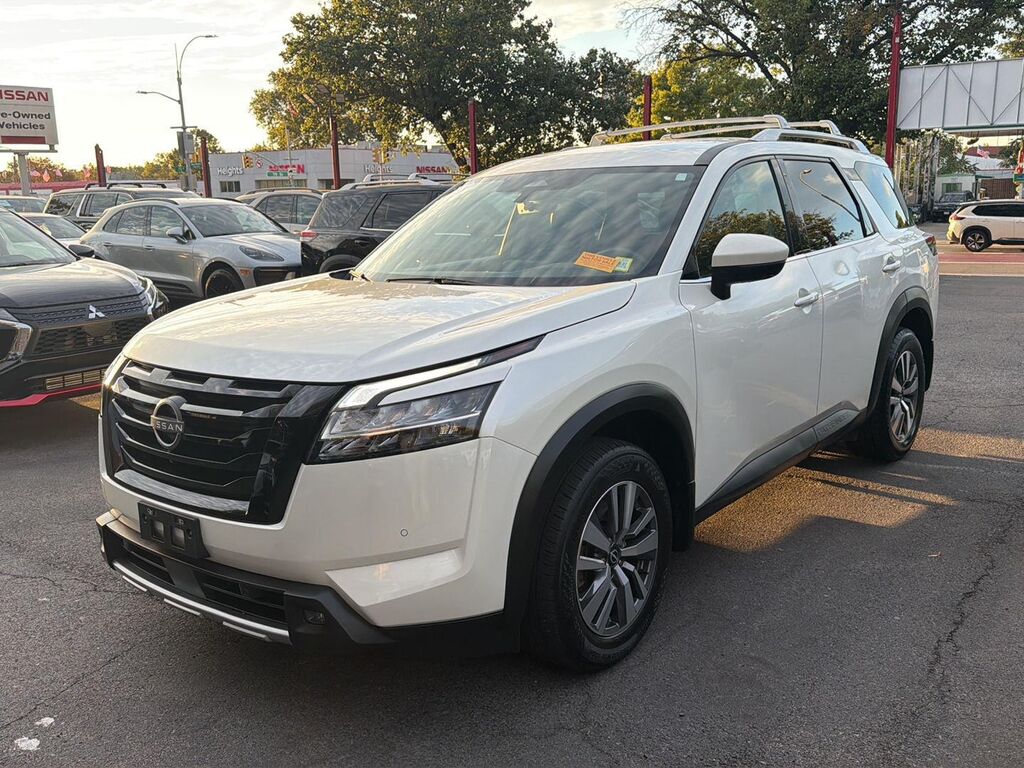 2023 Nissan Pathfinder SL — photo 1 of 13