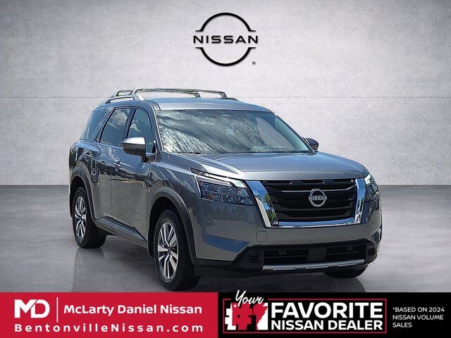 2025 Nissan Pathfinder SL — photo 1 of 13
